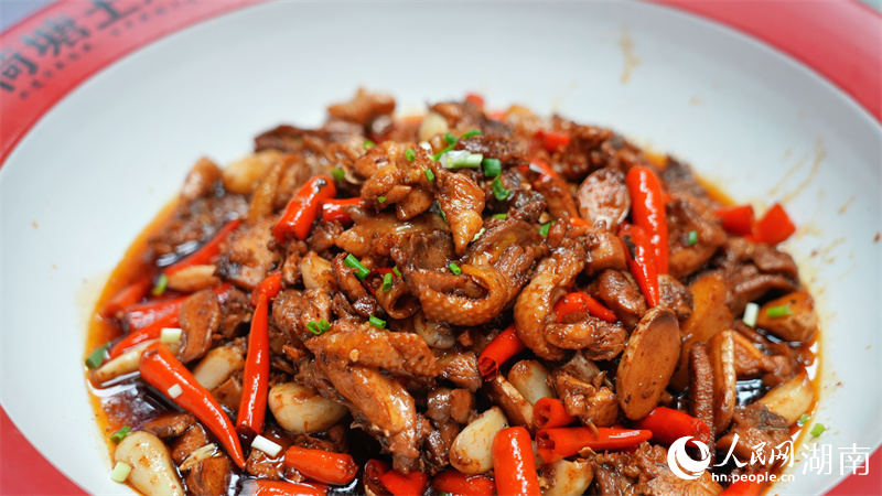 九游app入口：匠心守“味”｜荷塘土鸡 熬出莲城烟火气(图1)